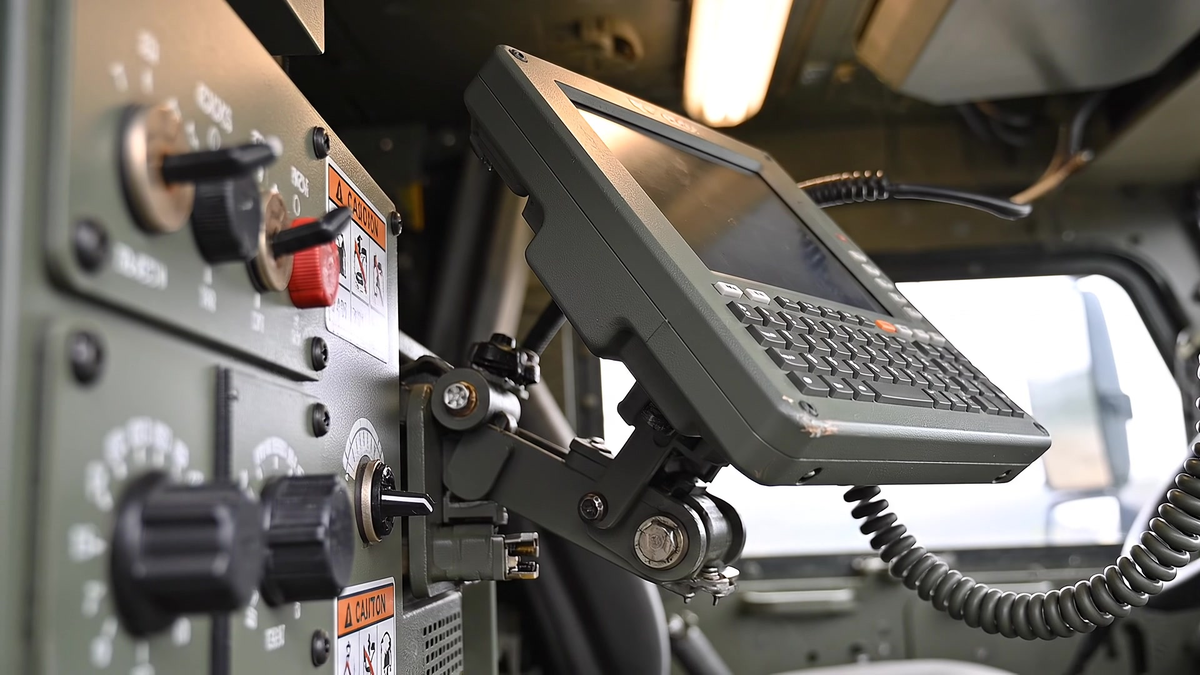 10.4-inch command console, Land (Land Domain), Unstrat